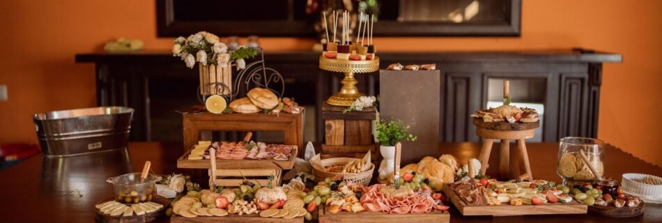 Generöst buffébord med smörgåsar, charkuterier, frukt och tillbehör