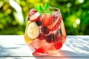 Alkoholfri fruktig dryck med jordgubbar, gurka, citrus och mynta